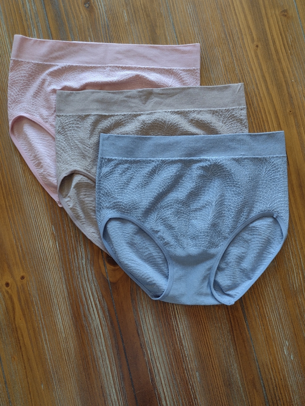 Breezies Set of 3 Featherlite Seamless Full Briefs Size Small